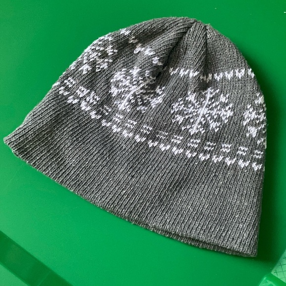 Other - Fleece-lined snowflake grey beanie